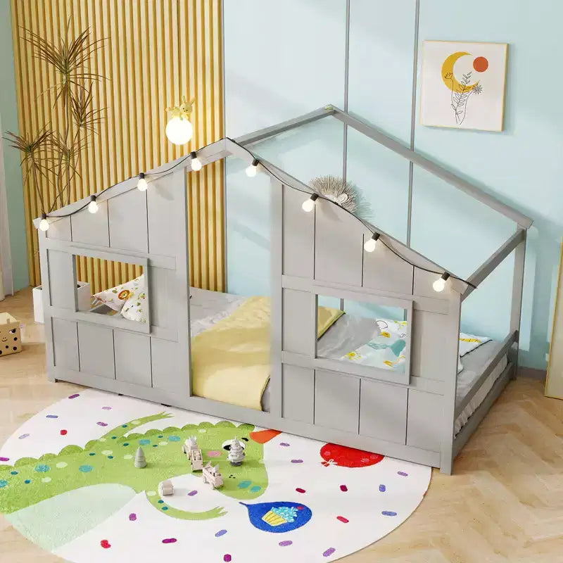 Costway Letto a terra per bambini a forma di casa, in legno massello, con luci LED, senza doghe, Grigio/Naturale/Bianco