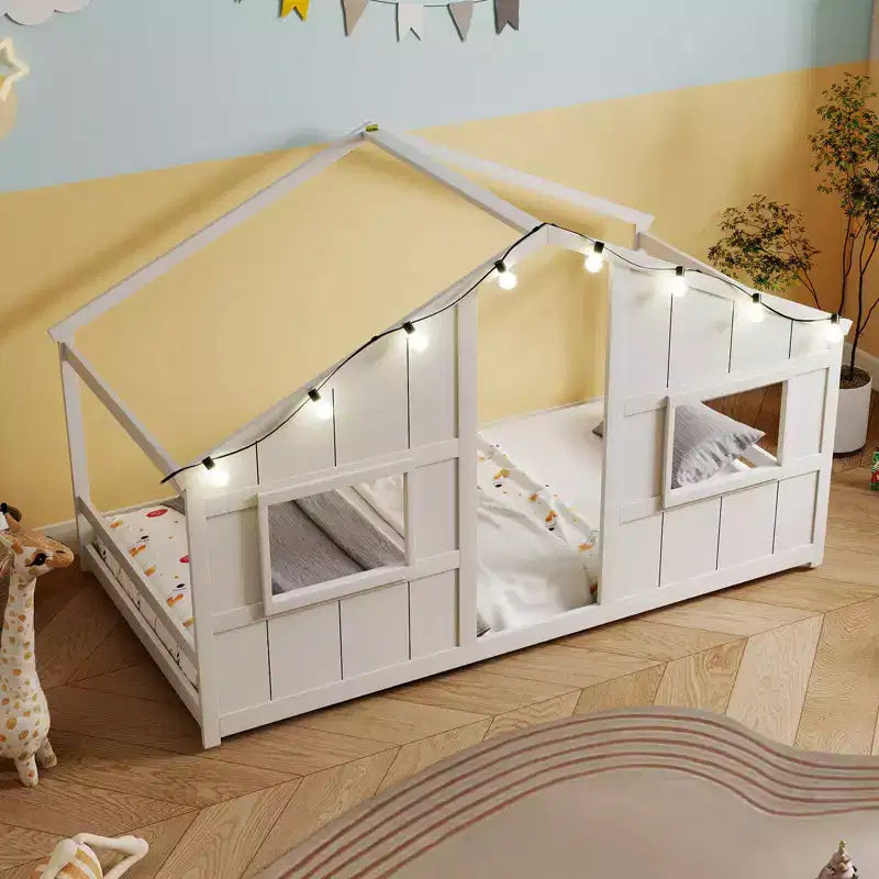 Costway Letto a terra per bambini a forma di casa, in legno massello, con luci LED, senza doghe, Grigio/Naturale/Bianco