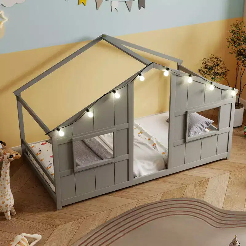 Costway Letto a terra per bambini a forma di casa, in legno massello, con luci LED, senza doghe, Grigio/Naturale/Bianco