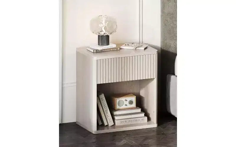 Comodino scanalato, set da 2, con cassetto e ripiano aperto