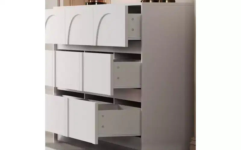 Comò a 9 cassetti con maniglie a scomparsa e motivo ad arco – Bianco